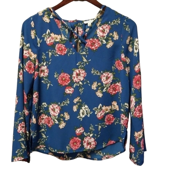 3/$15 Lily White Floral Blouse - Medium - Picture 5 of 6